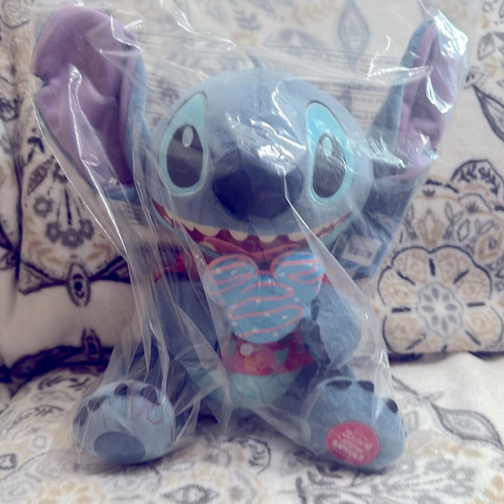 Disney Stitch Attacks Snacks Stitch eating macaroon #3 / 12 NWT